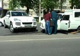 Жасур Умировники эканлиги тахмин қилинган Porsche «Москвич» билан тўқнашгани хабар берилди фото