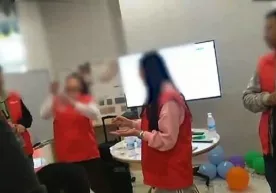 Xitoyda firma xodimlari savdo rejasini bajara olmagani uchun tirik qurtlarni yeyishga majburlandi (video) фото
