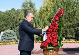 Shavkat Mirziyoyev Islom Karimov haykali poyiga gulchambar qo‘ydi (foto) фото