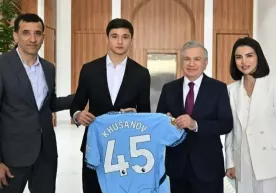 Abduqodir Husanov Shavkat Mirziyoyevga «Manchester Siti» formasini sovg‘a qildi фото