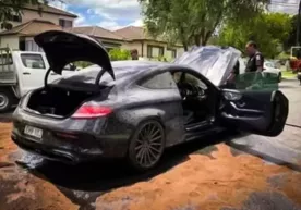 Австралияда «покришка»ни қиздирмоқчи бўлган эркак ўзининг Mercedes-AMG’сини ёқиб юборди (видео) фото
