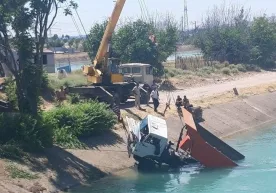 Bo‘stonliqda yuk mashinasi kanalga tushib ketdi (foto) фото