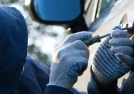 Андижонда автомашиналарни тунаб кетаётган шахс қўлга олинди фото