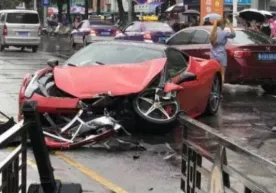 Xitoyda salondan yangi Ferrari haydab chiqqan qiz avariya sodir qildi (video) фото