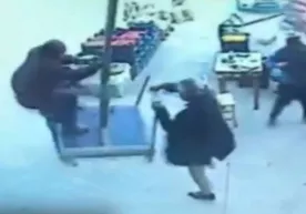 Turkiyalik erkak oddiy koʻcha soyabonida “uchib ketdi” (video) фото