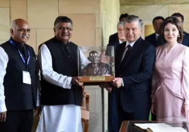 Shavkat Mirziyoyev Mahatma Gandi xotirasiga hurmat bajo keltirdi (foto) фото