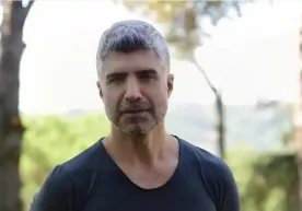 Ёш қизга уйлангани сабаб оиласи билан жанжаллашган турк актёри — Ўзжан Денизнинг серқирра ҳаёти фото