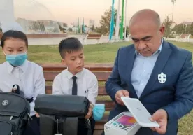 Chiqindi yig‘ib onasini boqayotgan bolaga uy beriladigan bo‘ldi фото