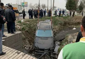 Toshkent yaqinida BMW zovurga agʻdarib yuborildi (foto) фото