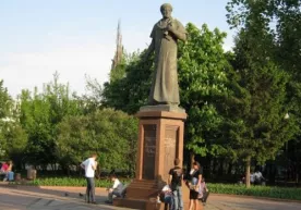 Москвадаги ўзбеклар Навоий ҳайкали пойига гул қўяди фото