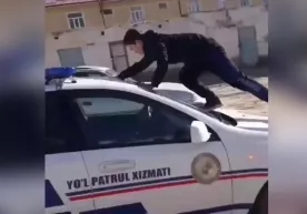 YPX avtomobili ustiga chiqib olgan voyaga yetmagan bolaning otasi jarimaga tortildi фото