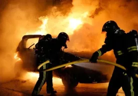 Янги йил кечасида Францияда 650та автомобиль ёқиб юборилди фото