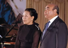 Asqar Akayev rafiqasi bilan Qirg‘izistonga qaytdi фото