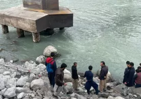 Pokistonda to‘yga ketayotgan avtobus daryoga tushib ketdi (video) фото