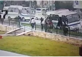 Samarqandda avtobus poyga o‘ynayman deb, ariqqa tushib ketdi (video) фото