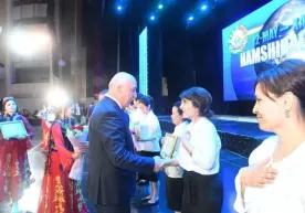 Вазир фидойи ҳамширалар қаршисида таъзимда эканини айтди (фото) фото