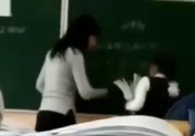 Фарғонада муаллима ўқувчи қизнинг бошига туртиб, тушунтирмоқда (видео) фото