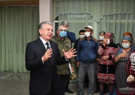 Prezident Gulistonga evakuatsiya qilingan odamlar bilan uchrashdi фото