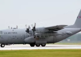 С-130 самолёти ҳарбийдан бир метр баландликда учиб ўтди (видео) фото