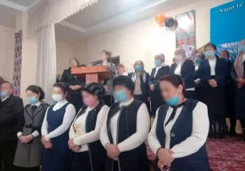 «Андижонча тажриба»: Марҳаматда ўқитувчилар ота-оналар қаршисида узр сўрашди фото