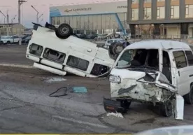 Toshkentda «Damas» bilan to‘qnashgan «Gazel» ag‘darilib ketdi фото