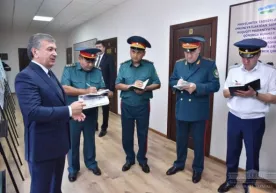Shavkat Mirziyoyev Olmazor tumani ichki ishlar bo‘limiga tashrif buyurdi (foto) фото