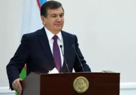 Шавкат Мирзиёев ўз планшетида нимани кўриб боради? фото