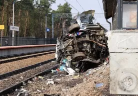 Polshada katta tezlikda kelayotgan poyezd “Tez yordam” mashinasini urib yubordi (video) фото