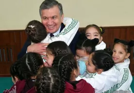 Шавкат Мирзиёев жажжи спортчи қизалоқлар қуршовида фото