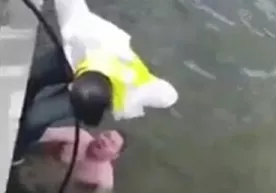 Kolumbiyalik muxlislar cho‘kayotgan odamni qutqarib qolishdi (Video) фото