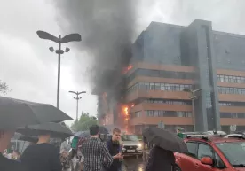 Москвада бизнес-марказ ёниб кетди. Бино ичида одамлар қолмоқда фото