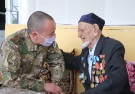 Vafot etgani haqida uyiga “qora xat” kelgan otaxon G‘alabaning 75 yilligini nishonlamoqda фото