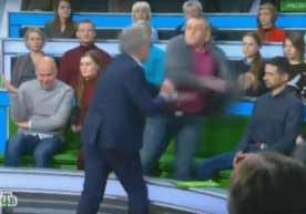 Teleboshlovchi ko‘rsatuv mehmoni bilan efirda mushtlashib ketdi фото