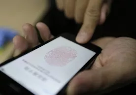 6 ёшли қизча бармоқ излари сканери смартфонни ҳимоя қилмаслигини исботлади фото