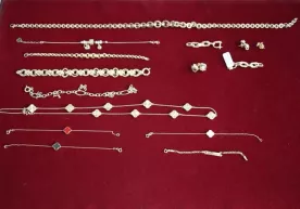 Қўл протези ичига яширилган заргарлик буюмлари фош этилди фото