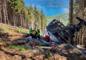 Italiyada arqon yo‘li uzilib, kabina qulashi oqibatida halok bo‘lganlar soni 14 kishiga yetdi фото