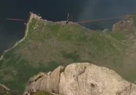 Ekstremal bir kilometrlik balandlikdagi arqon orqali o‘tdi (video) фото