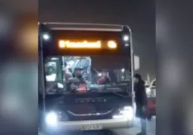 Toshkentda avtobus haydovchisi yo‘lovchilarga qo‘pol muomala qilgani uchun ishdan bo‘shatildi (video) фото