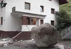 20 тоннали харсангтош кўп қаватли бинога келиб урилди (видео) фото