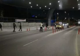 Istanbul aeroporti yaqinida polisiyachilar shubhali mashinaga o‘t ochishdi фото