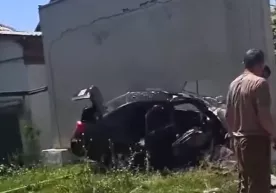 Andijonda Lacetti yuqori tezlikda devorni buzib o‘tdi (video) фото