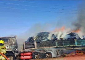 Qashqadaryoda somon bog‘lami ortilgan «KAMAZ» yonib ketdi фото