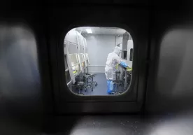Олимлар: COVID-19 одамлар томонидан яратилганига оид далиллар бор фото