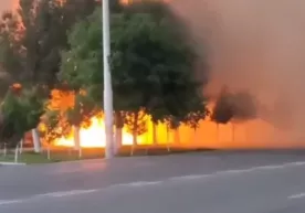 Навоий вилоятидаги савдо мажмуасида кучли ёнғин содир бўлди фото