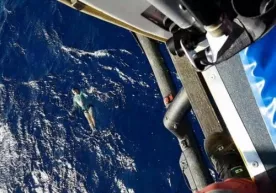 Yaxtadan suvga tushib ketgan sayyoh jinsi shimi sabab halokatdan saqlanib qoldi (video) фото