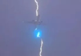 Kanadada bortida 550 kishi bo‘lgan samolyotni chaqmoq urdi фото