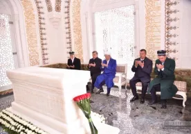 Prezident Islom Karimov qabrini ziyorat qildi фото
