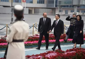 Sadir Japarov rafiqasi hamrohligida O‘zbekistonga yetib keldi фото