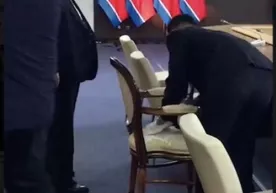 KXDR prezidentining qoʻriqchisi u oʻtiradigan stulni spirt bilan artdi (video) фото
