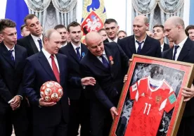 Жаҳон чемпионатида 8-ўринни эгаллаган Россия терма жамоаси футболчилари тақдирланди (фото) фото